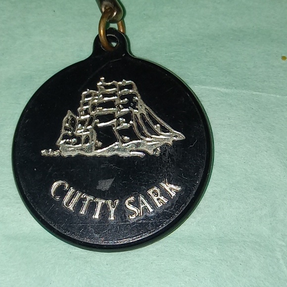 Lot of 9 Vintage Pins Keychains - Picture 2 of 13